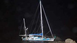 yacht-auf-riff-bei-nacht Yacht auf Riff bei Nacht